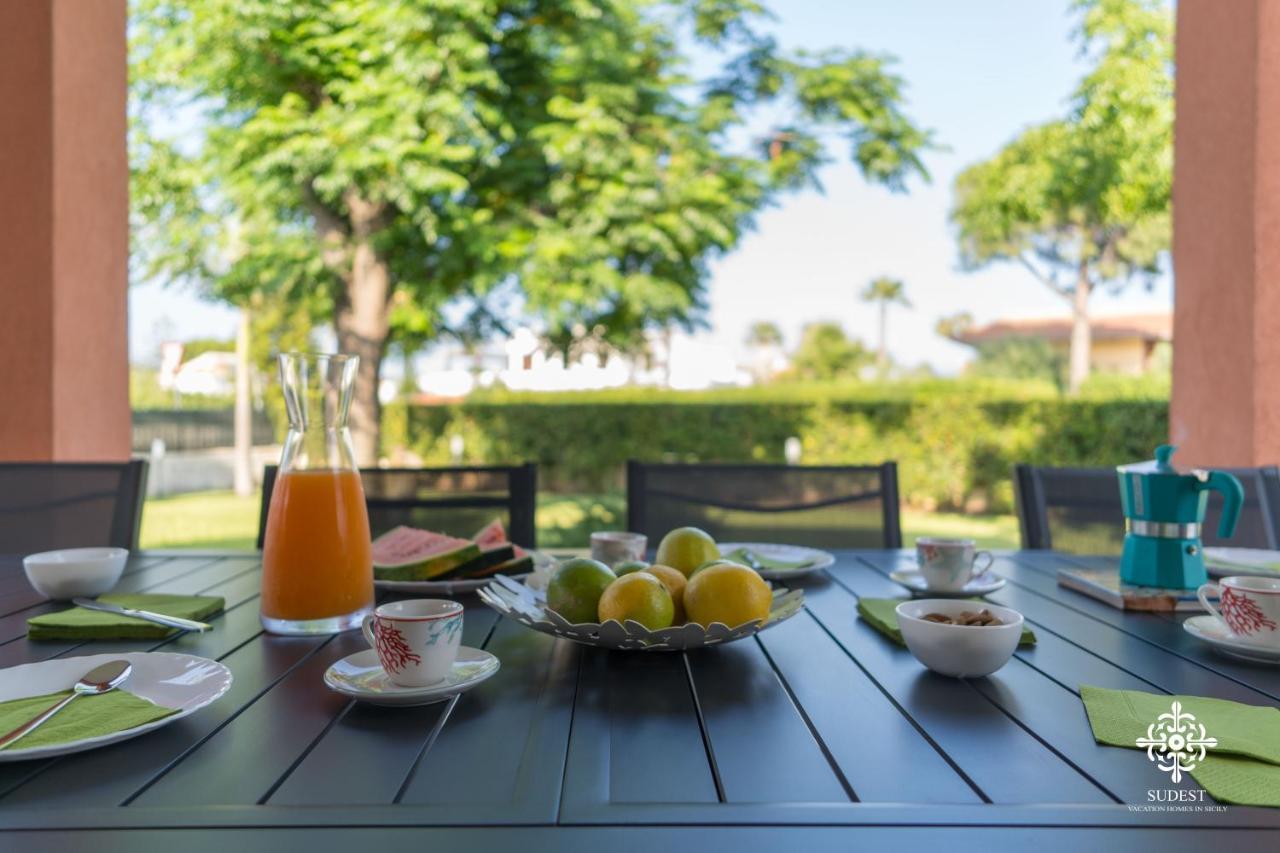 Villa Seaside - Beach Retreat With Jacuzzi Сиракуза Екстериор снимка