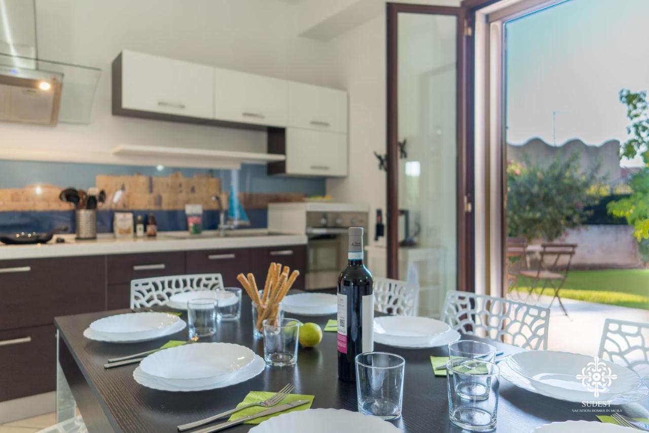 Villa Seaside - Beach Retreat With Jacuzzi Сиракуза Екстериор снимка