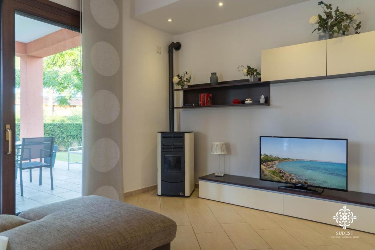 Villa Seaside - Beach Retreat With Jacuzzi Сиракуза Екстериор снимка
