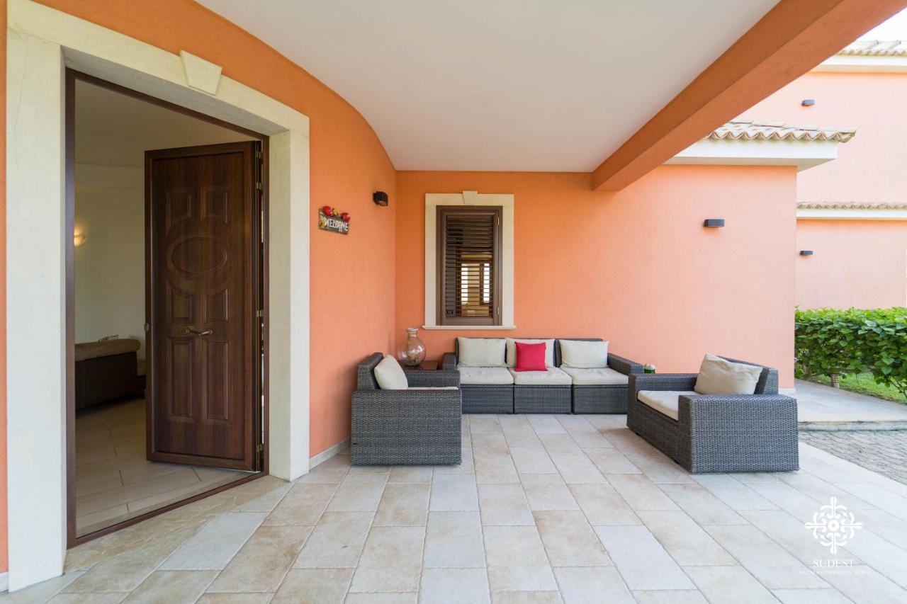 Villa Seaside - Beach Retreat With Jacuzzi Сиракуза Екстериор снимка