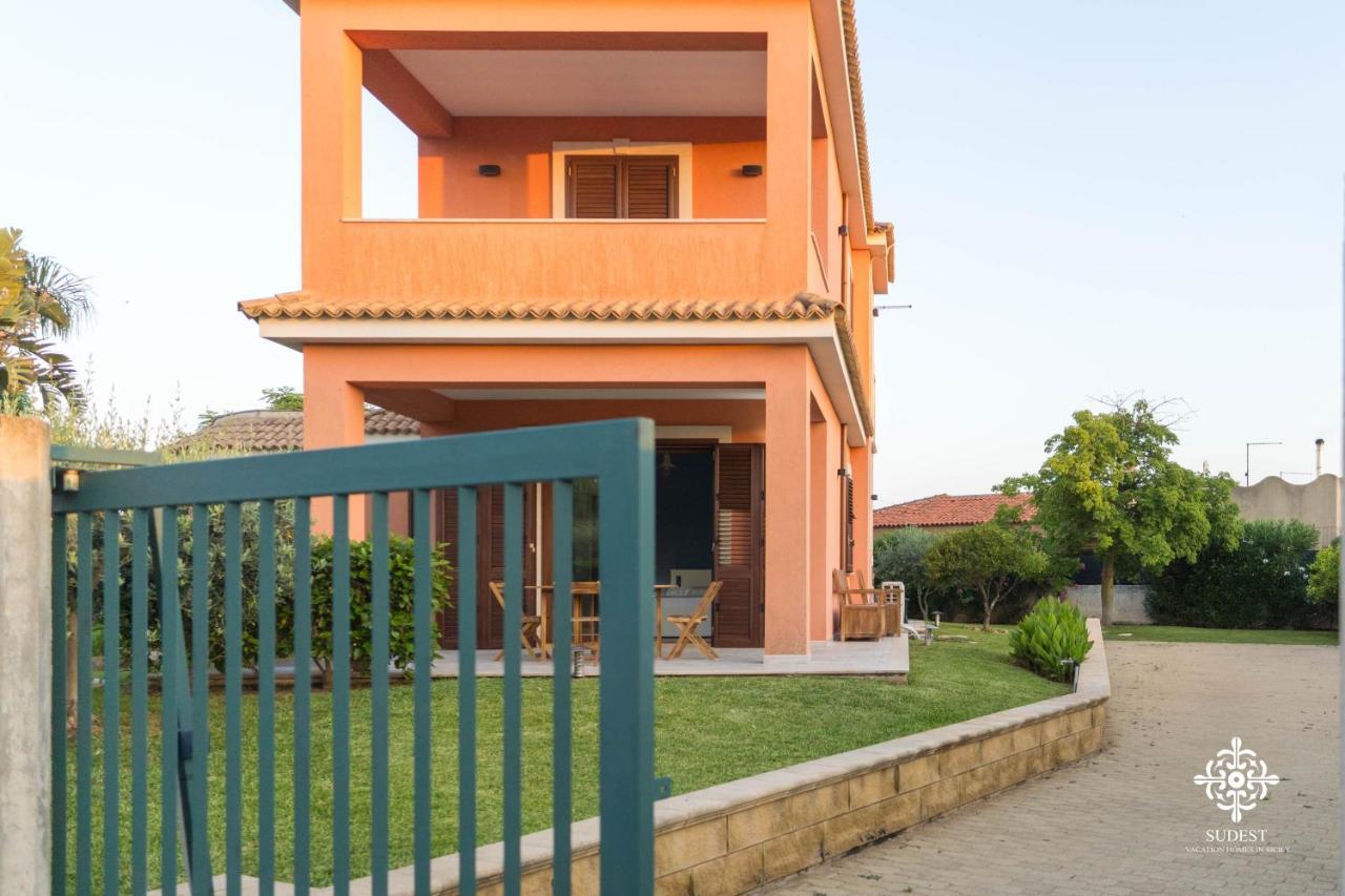 Villa Seaside - Beach Retreat With Jacuzzi Сиракуза Екстериор снимка