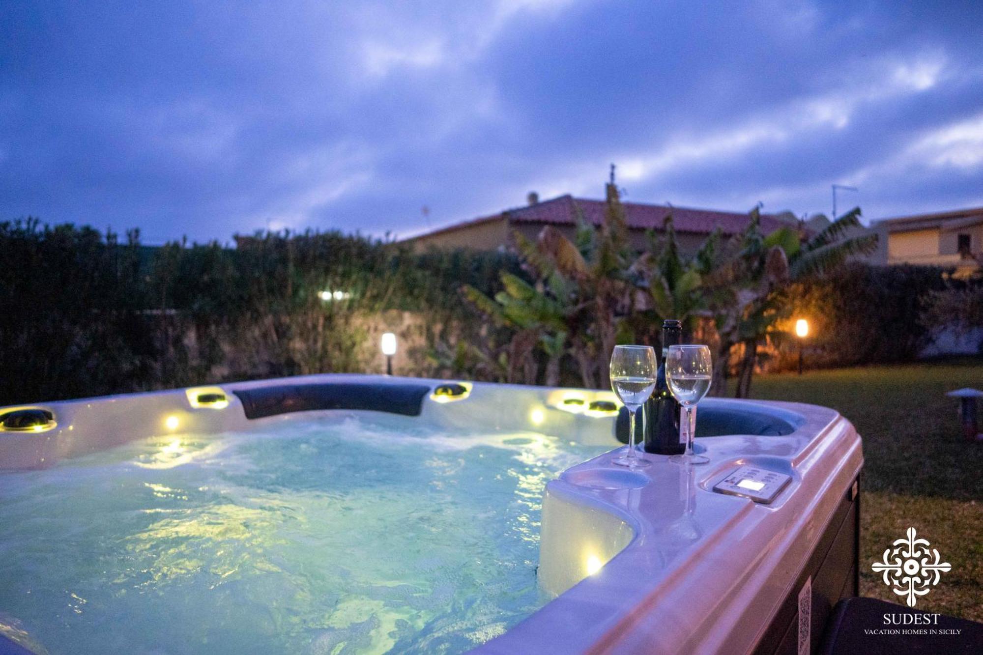 Villa Seaside - Beach Retreat With Jacuzzi Сиракуза Екстериор снимка