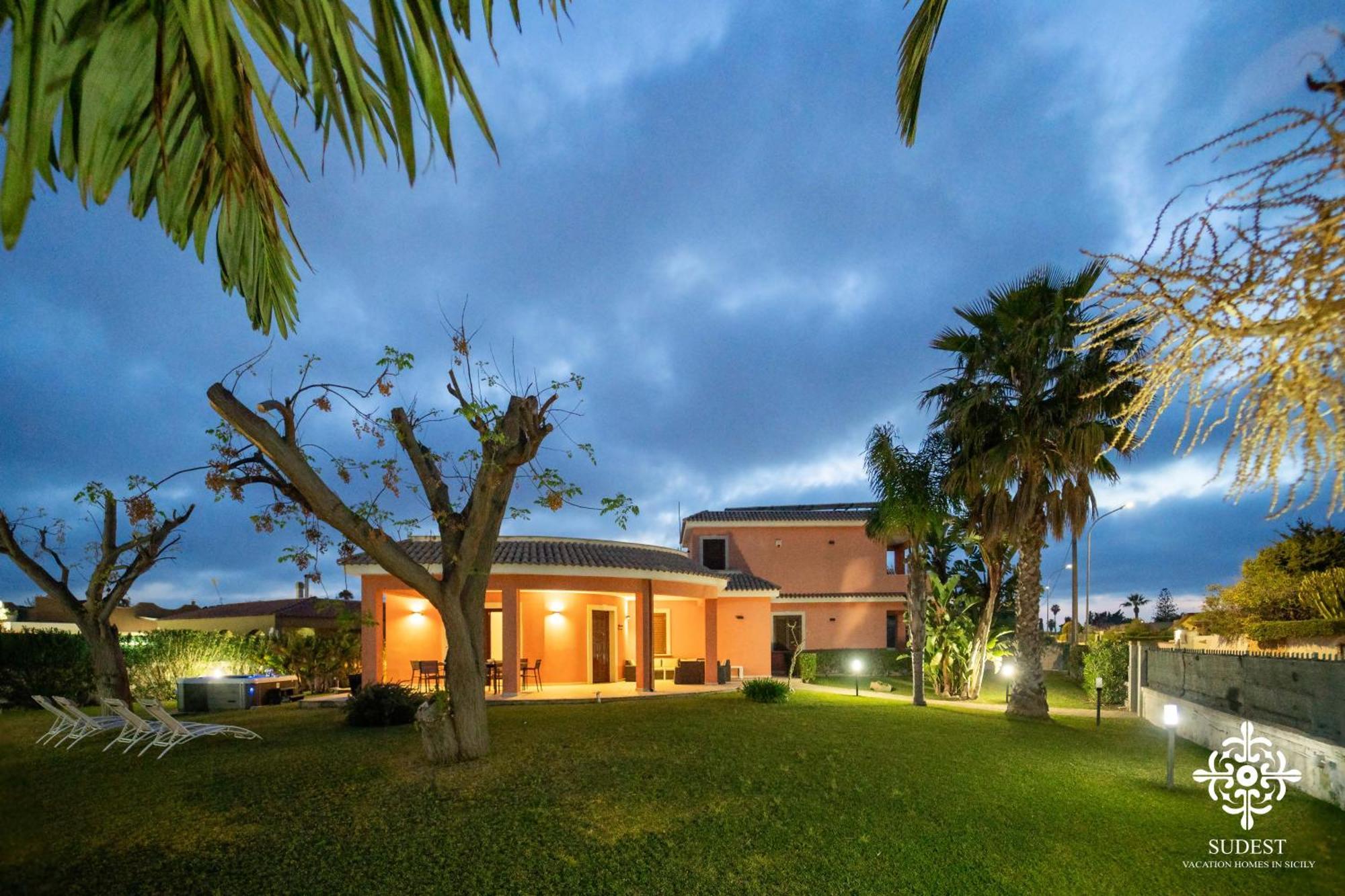 Villa Seaside - Beach Retreat With Jacuzzi Сиракуза Екстериор снимка